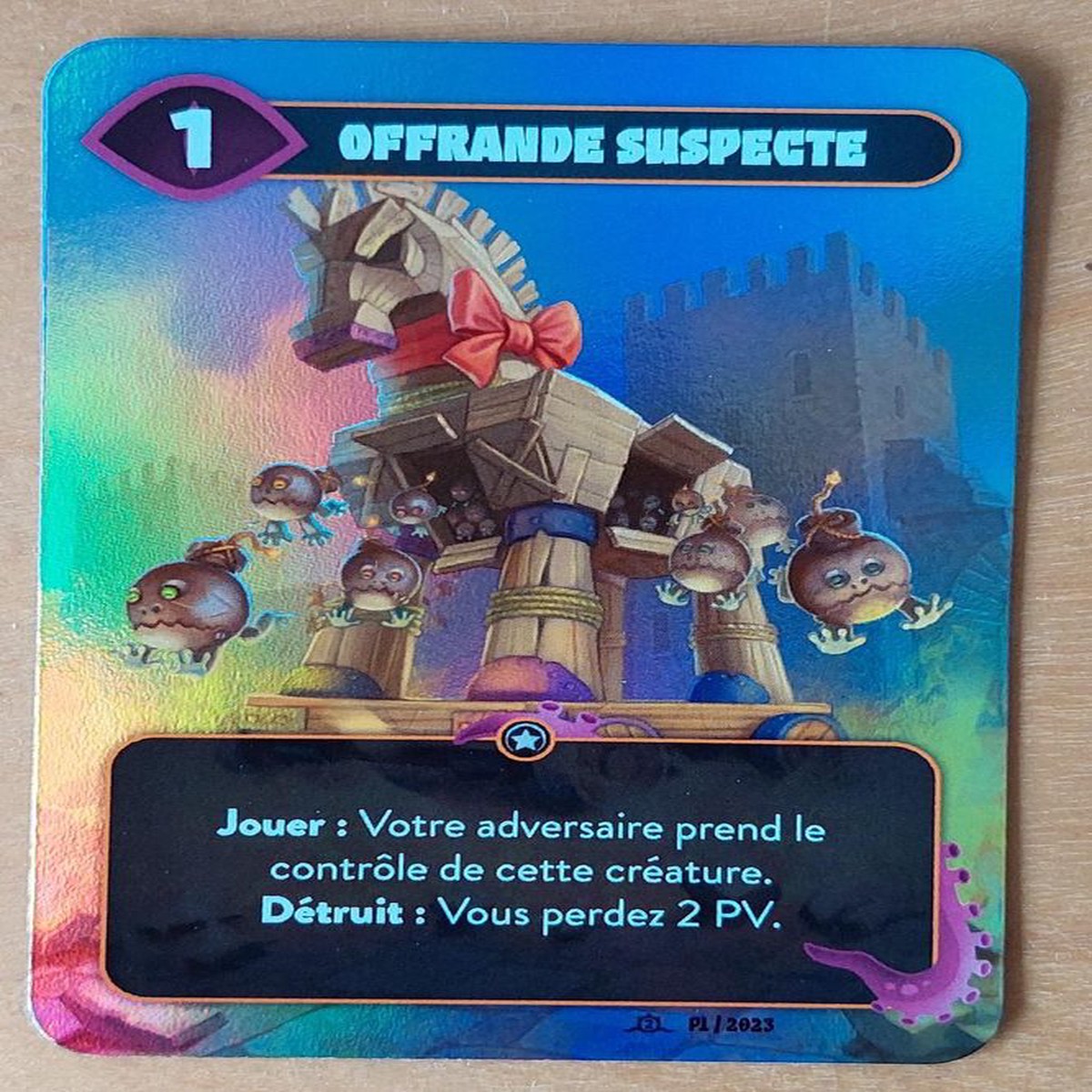 Mindbug: Suspicious Gift Promo Card (a.k.a. Mindbug: Offrande Suspecte Promo Card) ( French Foil Edition)
