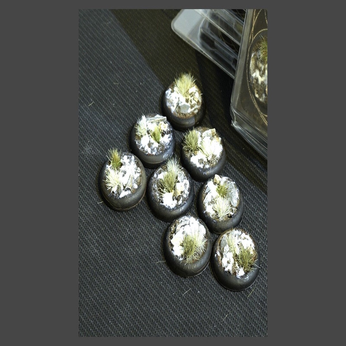 Gamers Grass: Bases: Winter Bases (RoundLip 30mm (x8)